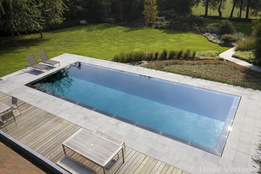 Een luxezwembad aangelegd in tuin wat kost dat? Prijs Vraag uw offerte!