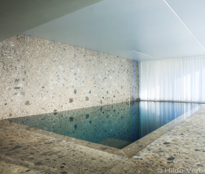 exclusief binnenzwembad afgewerkt met exclusieve natuursteen en mozaïek