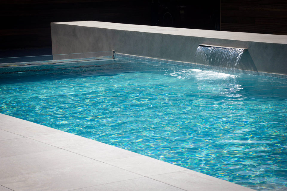 Exclusief design betonnen buitenzwembad met wand ‹ De Mooiste Zwembaden
