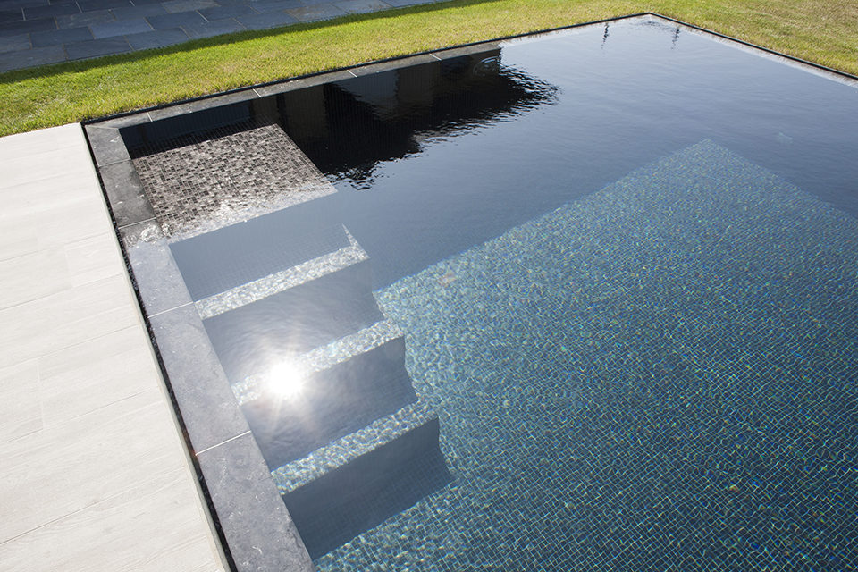 Schurend Duiker optellen Overloop zwembad bekleed met zwarte mozaïek, een zwarte parel in deze tuin!  ‹ De Mooiste Zwembaden