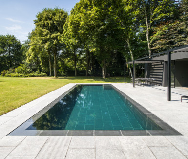 luxe overloopzwembad bekleed met natuursteen aangelegd door Eddy Van De Kerkhof