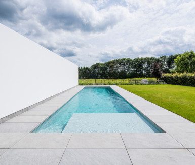 hoge waterlijn slimmer zwembad aangelegd door Eddy Van De Kerkhof
