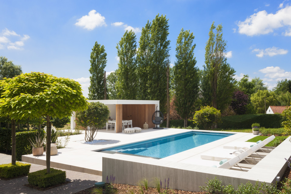 Adembenemend mooie zwembad, tuin en poolhouse badend in 'Ibiza sfeer' ‹ De Zwembaden