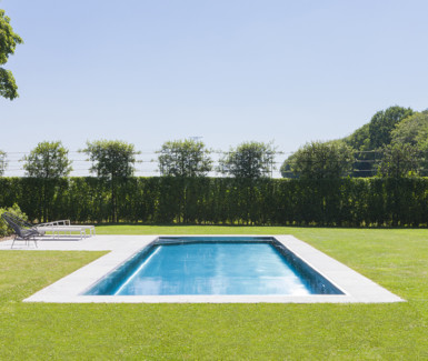 Inox buitenzwembad in ruime landelijke tuin aangelegd door Nouv'eau