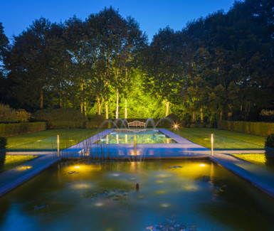 luxueus betonnen overloopzwembad aangelegd door Biopool