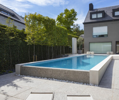 infinity zwembad aangelegd door Total Pool Concept op terras in stadstuin