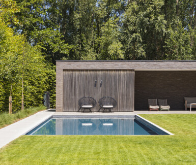 Luxe betonnen skimmer zwembad bekleed met mozaïek aangelegd door West-Pool