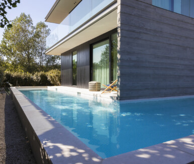 betonnen zwembad in kusttuin waar je letterlijk om het hoekje kan zwemmen aangelegd door West-Pool