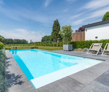 wit polypropyleen buitenzwembad aangelegd door Aquapura, luxe zwembad in tuin, zwembad in je tuin