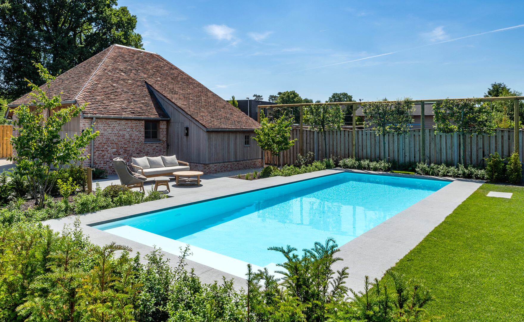 Luxe Polypropyleen Zwembad Is Mooi Ge Ntegreerd In Weidse Tuin Met